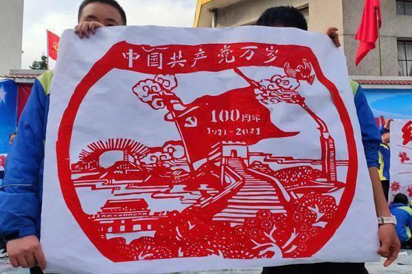 夏季的时尚女孩