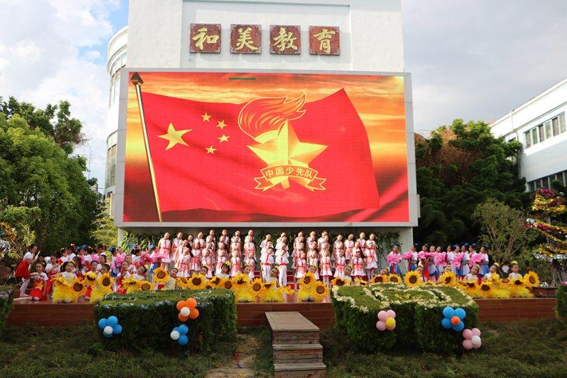 当女生靠近男人时，女生感到不好意思，是女生的问题还是男人的问题导致了女生不好意思？